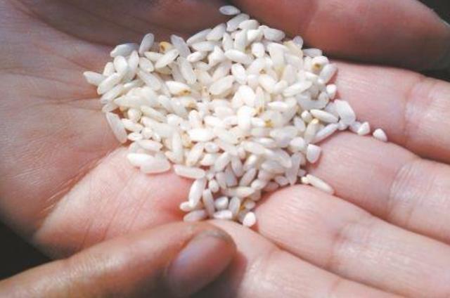 全能辣妈plus|“暑假作业带一万粒大米”宝妈陪娃数到半夜, 质问老师遭“打脸”