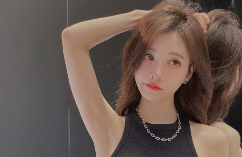 冯提莫|冯提莫晒健身照，皮肤白皙臂膀纤瘦，网友：真让人脸红心动