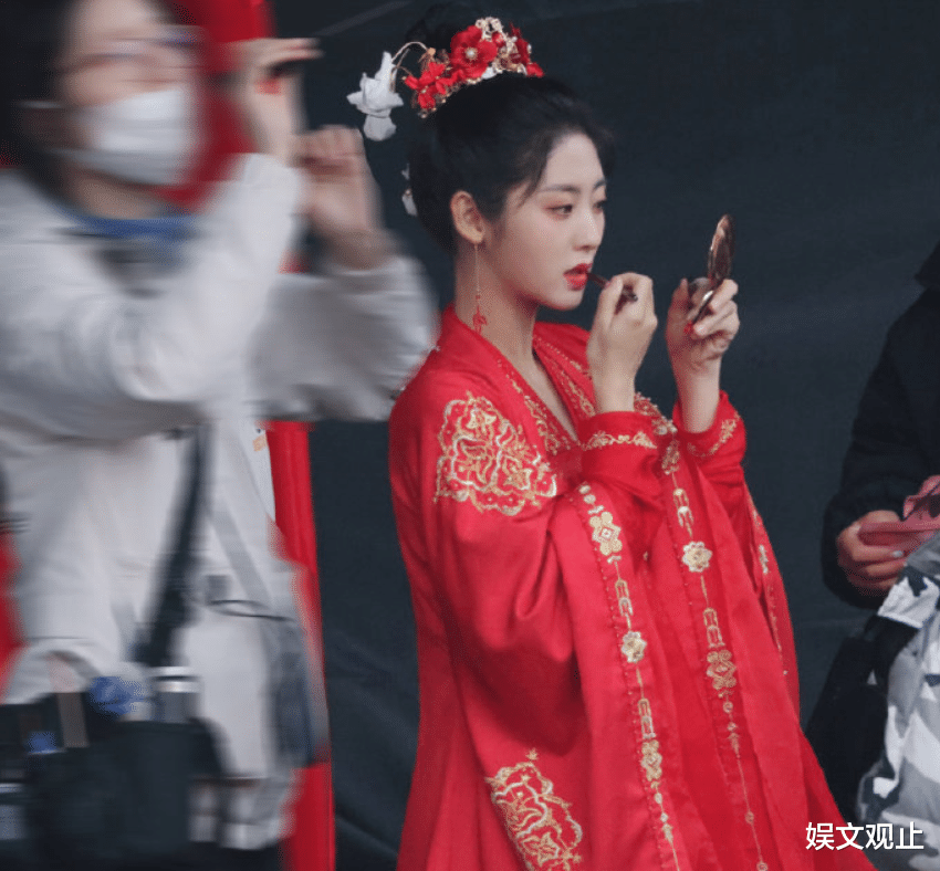 邢菲|邢菲新剧《覆流年》路透：一身红衣婚服造型好惊艳，适配度太高了