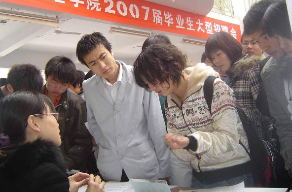 大学生|被现实“击打”的大学生,拿着3000块的月薪,养活自己都困难