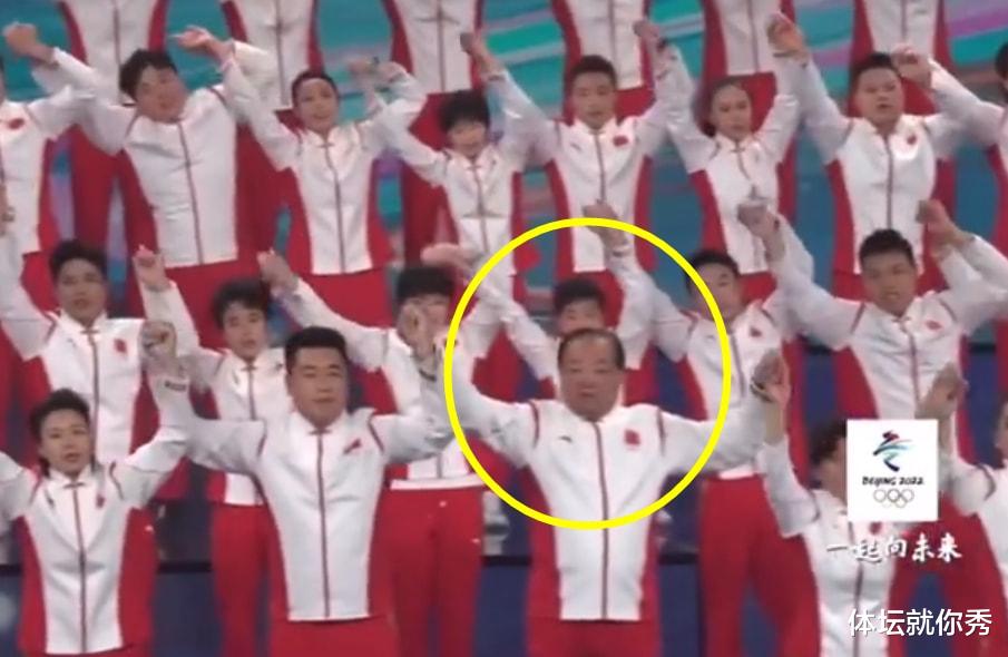 卓伟|全红婵太紧张！一亮相光顾着低头找位置，都忘了唱歌了，没存在感