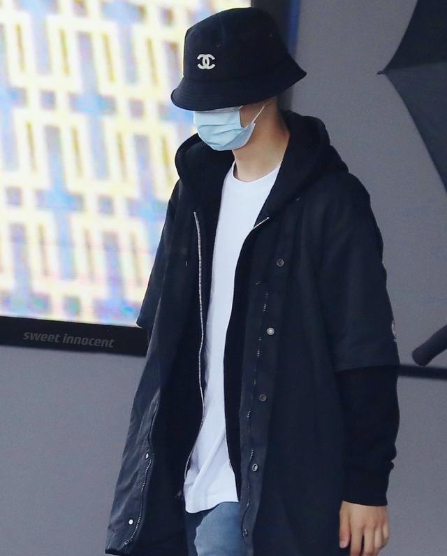 跑步|王一博巨潮!卫衣外面套短袖,彩色牛仔假发片,穿搭指南针