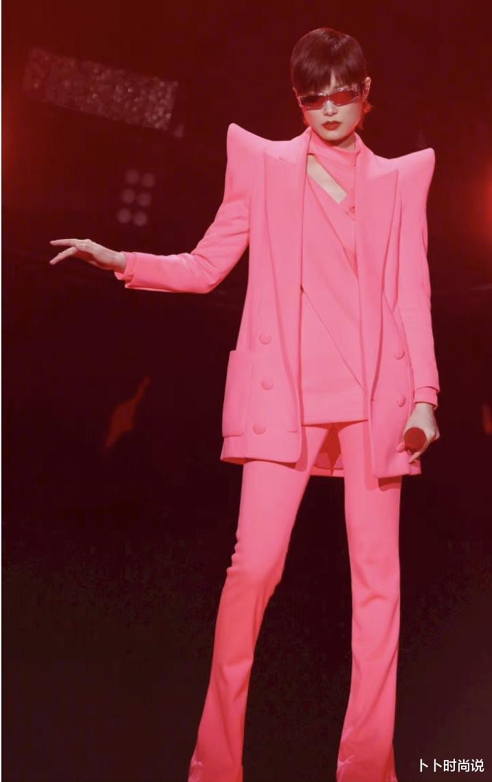 李宇春|李宇春终于穿的像个女人，想不到她穿裙子气质惊艳，早该这样穿了