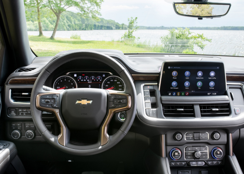 掌上社评 警匪片“御用座驾”,配6.2LV8大自吸,车长超5.3米,纯正硬汉味