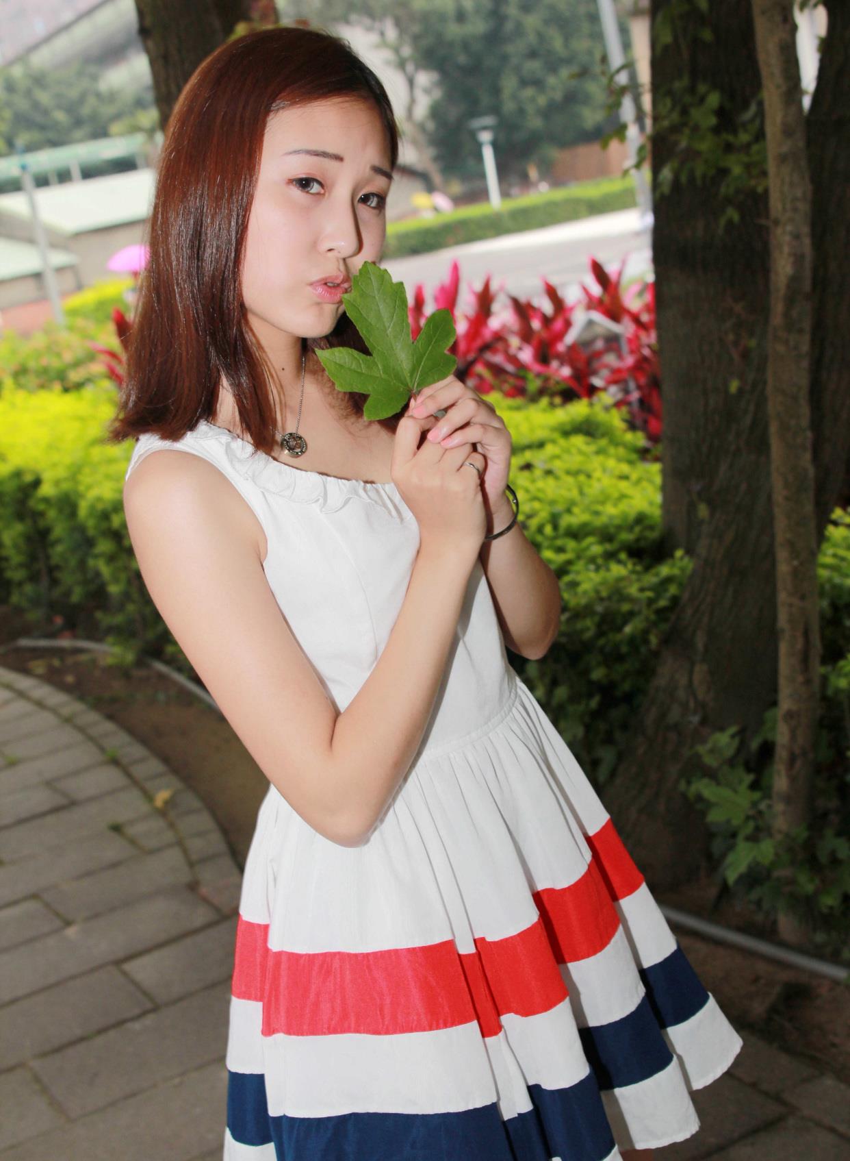 百里守刖|纯洁的白色连衣裙,给人一种清新的自然美,减龄又时尚