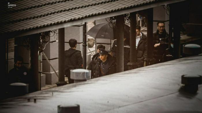 周迅|周迅与王一博在电影局门口合影，也要参演《无名》？票房30亿稳了