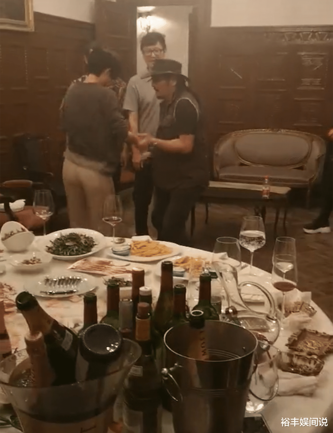 桂纶镁|胡歌桂纶镁廖凡聚会，三人手端红酒拿烟超霸气，桂纶镁大跳热舞