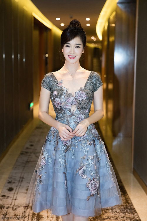 何有强|左小青魅力全开！穿卡通印花上衣搭配牛仔裤减龄洋气，少女感爆棚