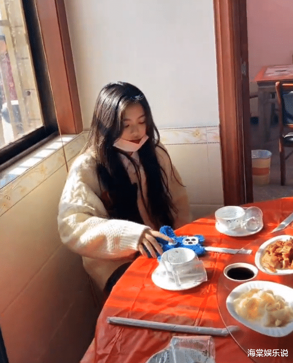 赵丽颖|杨超越回村里吃席排场大，面容高冷漫不经心，没赵丽颖朴实接地气