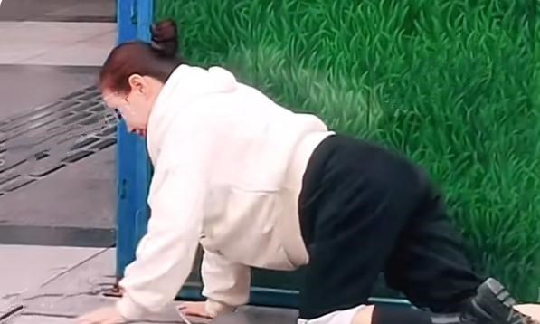 苏州一女子连续多日在街头爬行,知情人:和同事打赌,爬完赚2000