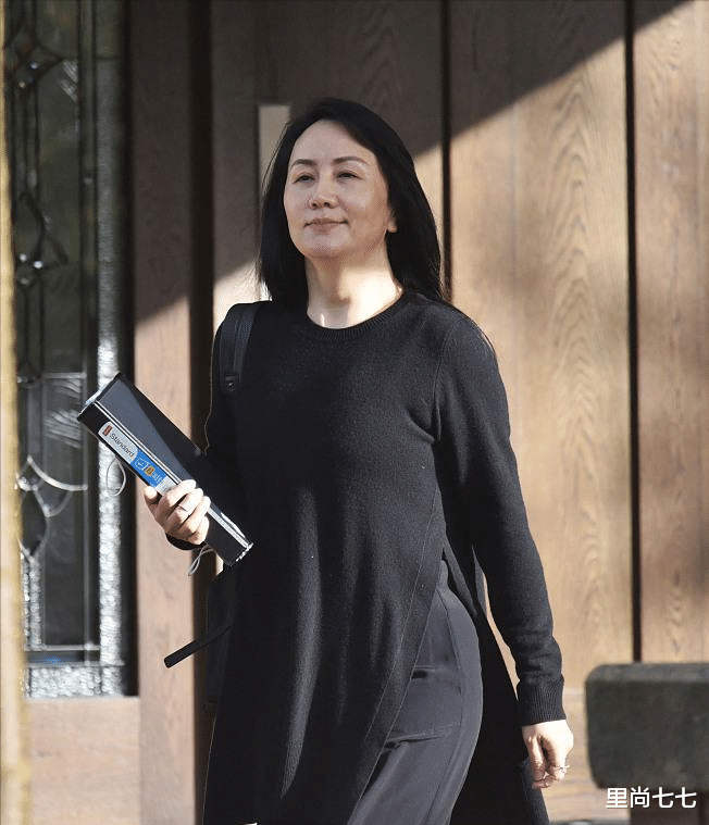 里尚七七|孟晚舟首次穿运动鞋出庭！搭百褶裙好活力，小腿肌肉堪比运动员
