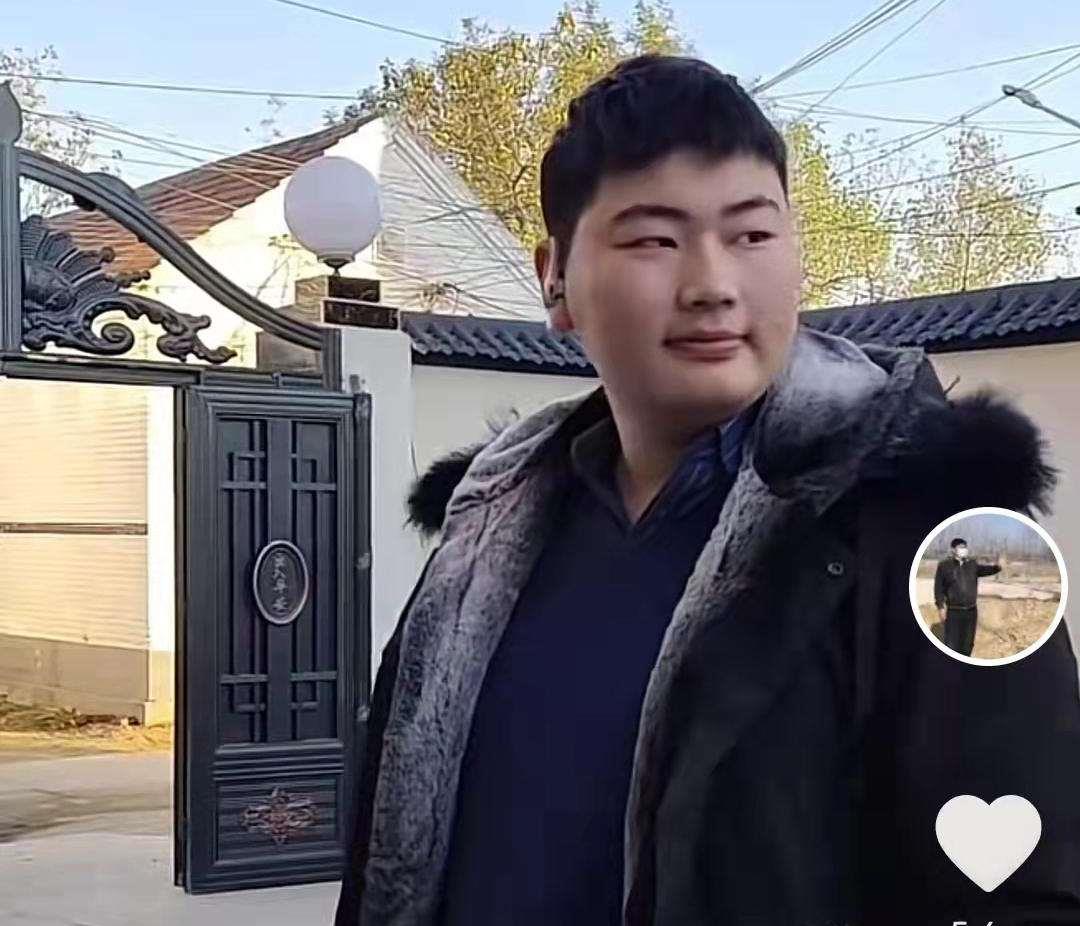 朱之文|大衣哥笑了,媒人带女孩上门相亲,颜值不输亚男,与小伟玩得开心