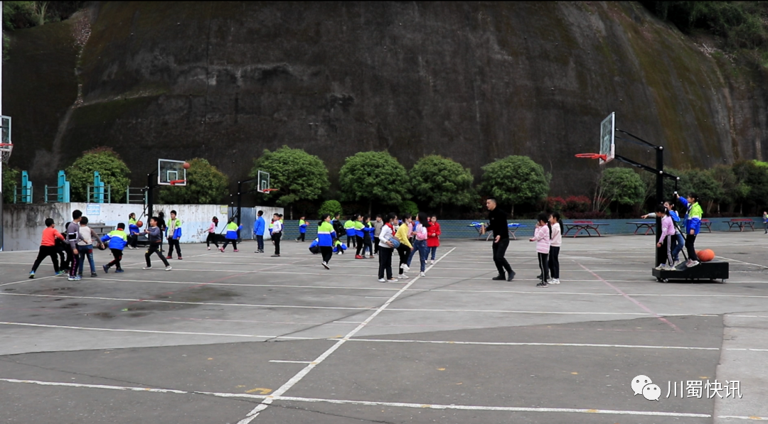 川蜀网 平昌二小  18年前的毕业照，还是那个少年！