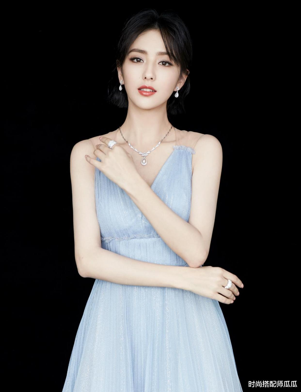 时尚搭配师瓜瓜|女人适合戴“手镯”还是“手表”?三个理由告诉你,戴错很尴尬