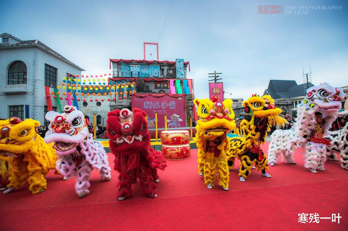 寒残一叶 春节浙江太热了，游客穿着背心逛景区，棒冰冷饮被抢购一空