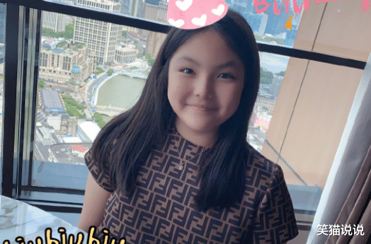 王岳伦|王岳伦离婚后晒出与女儿合照，12岁王诗龄与父亲齐高，长发飘飘有气质！