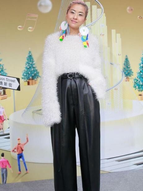 闲鱼有话说 徐濠萦穿衣真有特色,高领毛衣露一截肚子,大冷天还穿凉鞋配袜子