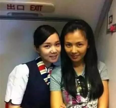 舜网 明星与飞机工作人员合照，神仙姐姐全素颜出镜，清秀精致的五官非常养眼