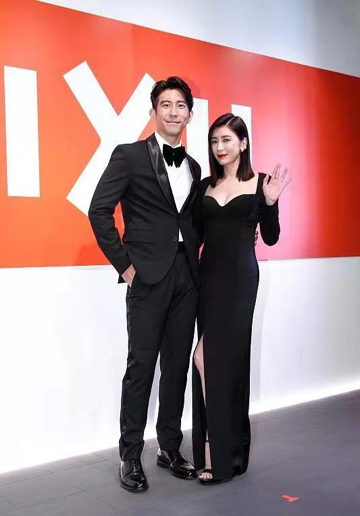 贾静雯|贾静雯夫妇亮相，她穿小黑裙又瘦又美，修杰楷肚子发福只系一粒扣