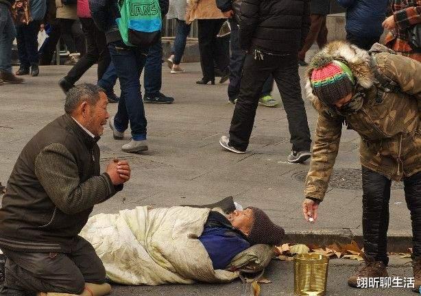 翊昕聊生活|六旬老人街头流泪戳痛无数人：生活的真相是一边崩溃，一边前行