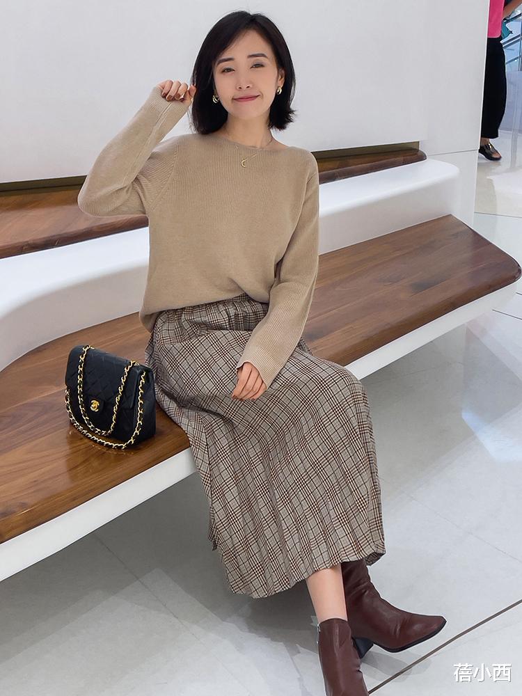 蓓小西 秋季还是穿“毛衣”最百搭，学会这4种搭配就够了，优雅到骨子里