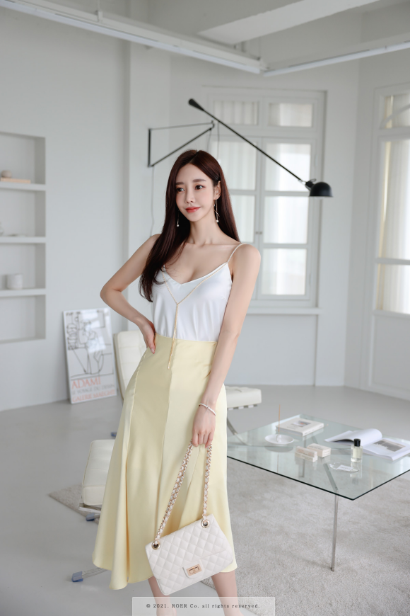 心壹文学|女神孙允珠高清时尚搭配：鹅黄萌芽酸涩柠檬清凉吊带裙