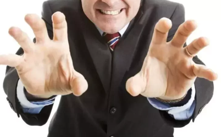 爱玩的韧小白 见女子醉倒 男边伸狼爪猥亵，还做出辣眼睛动作，遭判刑6个月