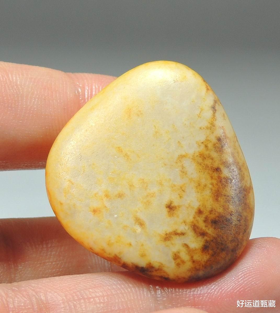 |不比红皮籽料差的和田玉白皮籽料，白皮料赌性大，但肉质细腻油润