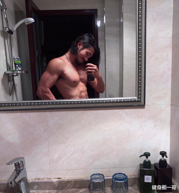 健身圈一哥 型男模特爱健身,头发飘逸胡须浓密鼻子高挺,满身肌肉荷尔蒙爆棚!