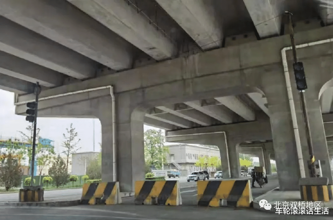 车轮滚滚话生活 广渠快速路中间辅路开始施划道路指向标识标线