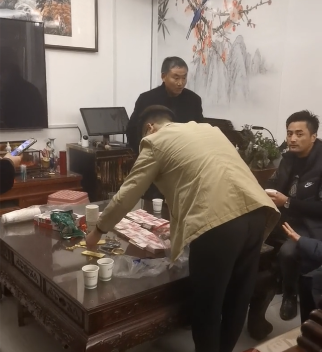 陈亚男|一切结束！陈亚男母亲喊上媒人去亲家退彩礼，金条、现金堆满茶几