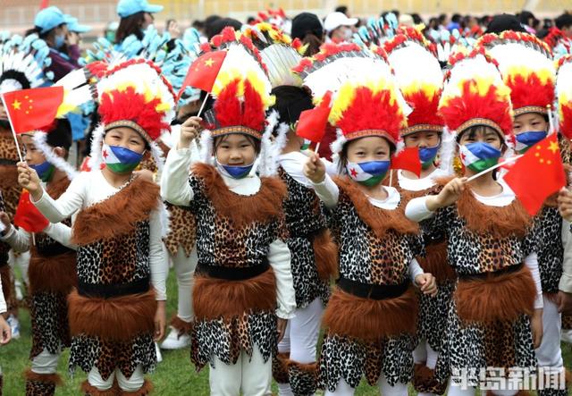 半島新聞客戶端 燃起來(lái)！市南區(qū)實(shí)驗(yàn)小學(xué)運(yùn)動(dòng)會(huì)開(kāi)幕，學(xué)生多才多藝演繹異域風(fēng)情