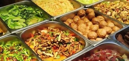 素手挽清说 学校食堂的饭菜，为啥宁可倒掉也不给学生多盛？食堂阿姨这样解释