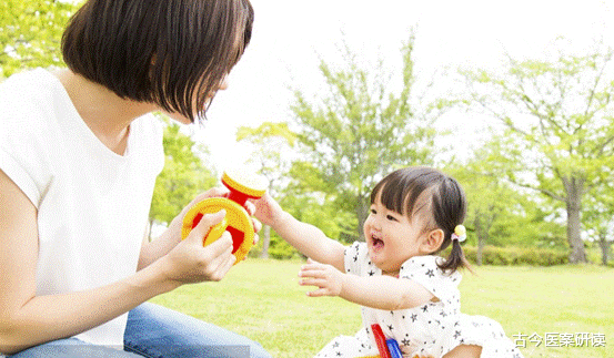 运动|骨质疏松的“保护伞”被发现，不是钙片，医生：你若爱吃，骨骼或能逐渐变强