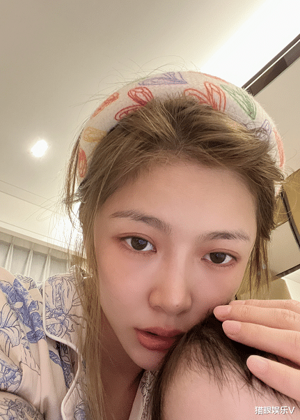 王灿|王灿晒女儿正面萌照,笑起来神似杜淳,与妈妈合影镜头感十足