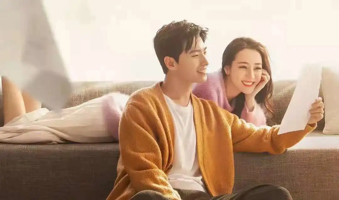 晓说时尚儿|《你是我的荣耀》甜炸了,一口气追18集,还种草了热巴的百褶裙