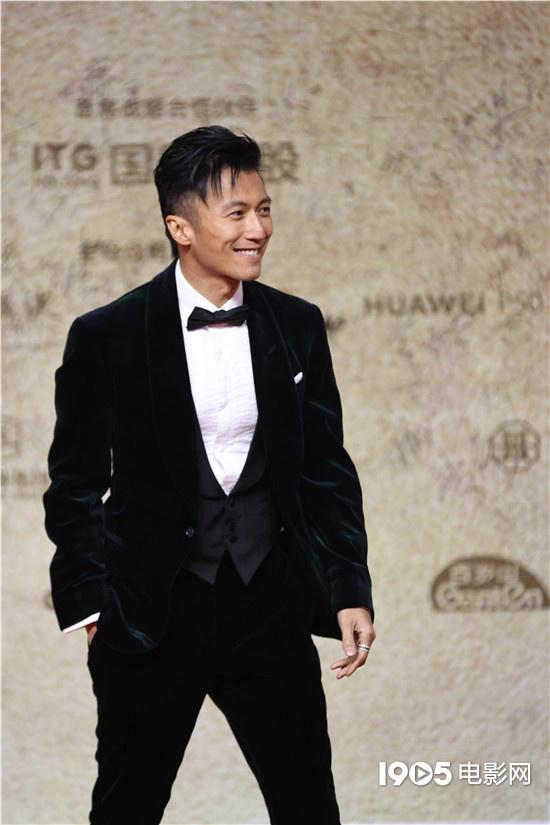 谢霆锋|港风大佬！谢霆锋踏上金鸡红毯 状态能打帅气依旧