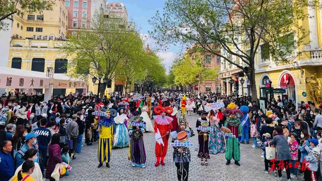 冰视频 单日60万！哈尔滨中央大街人气爆棚