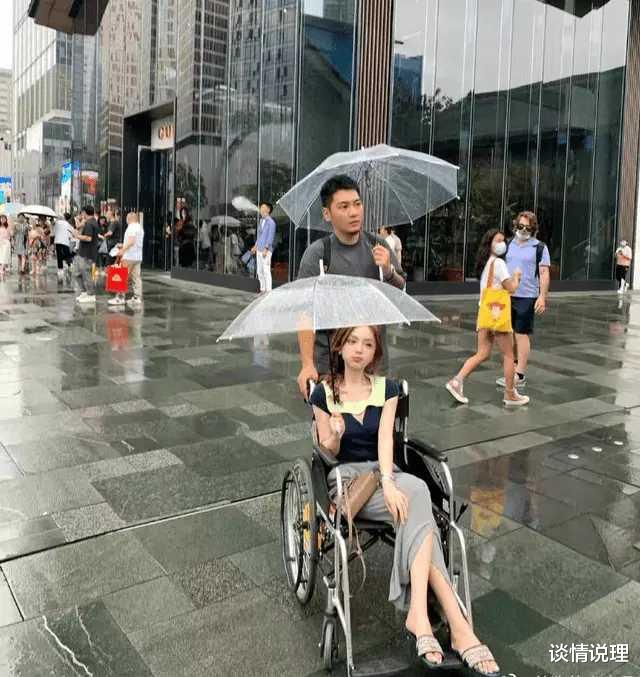 谈情说理|网红身体健康出门却要坐轮椅让男友伺候:现在有多作以后就有多惨