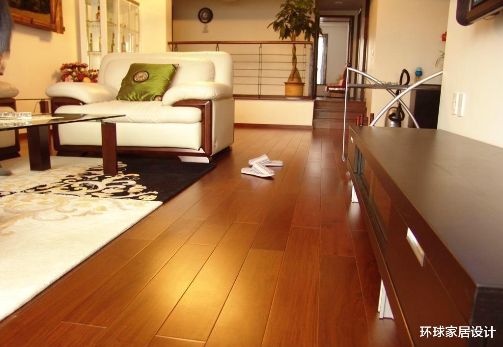 太多人不铺实木地板了，都流行自热地板，冬天发热40℃，地暖省了