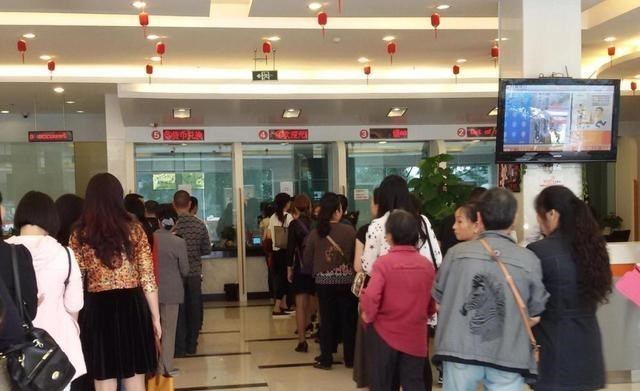 各抒己见 到银行存钱，个人存款要达到多少才可以和行长谈利息？