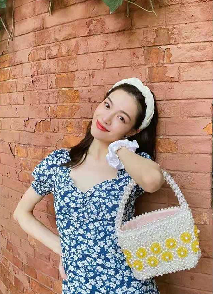 时尚风行派|夏日衣柜怎么能少了印花裙!管你是爱性感还是优雅,都能轻松搭配