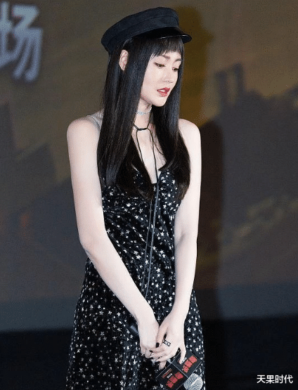 刘海|有刘海的张天爱更美了，星空裙配报童帽，暗黑系甜美路线真耐看