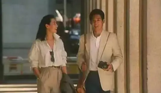 晓说时尚儿|30年前张曼玉的“白衬衫+卡其裤”才是经典，周迅靠它美上热搜