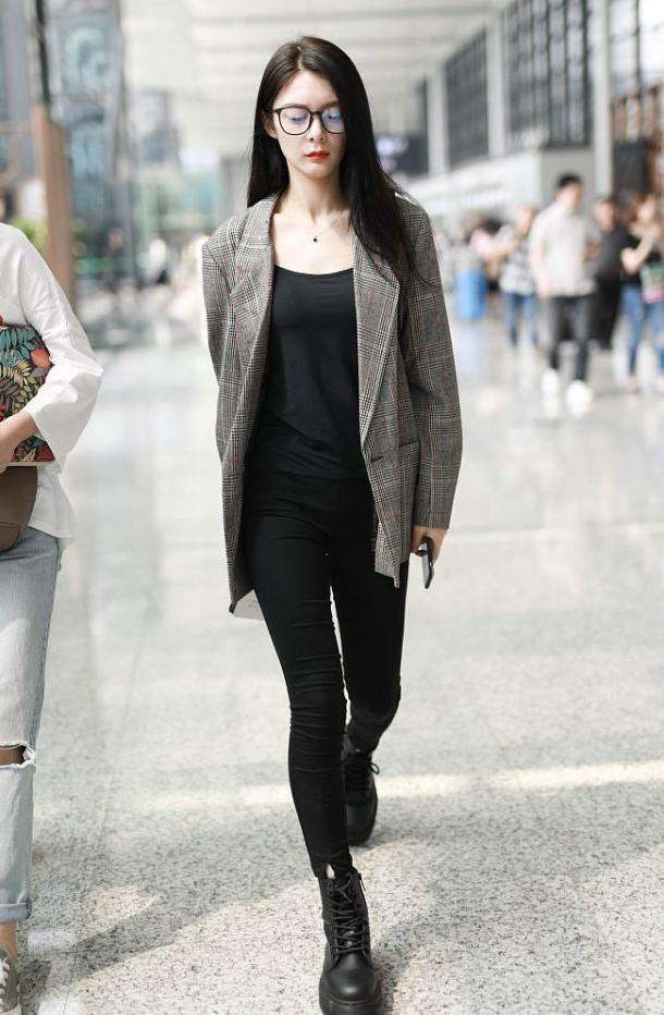 刘美华时尚|傅箐的身材比例太撩人，这才是真的腿精，高冷御姐风让人羡慕