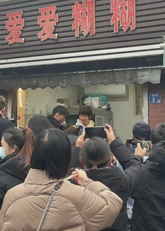 鞠婧祎|谢霆锋站路边吃平价早餐！埋头吸面大口狂吃，站垃圾桶旁边不嫌脏