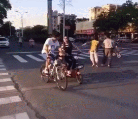 小姐姐 小姐姐果然是腿长任性，就是这个衣服容易让人误会，有些小小的尴尬！哇哈哈