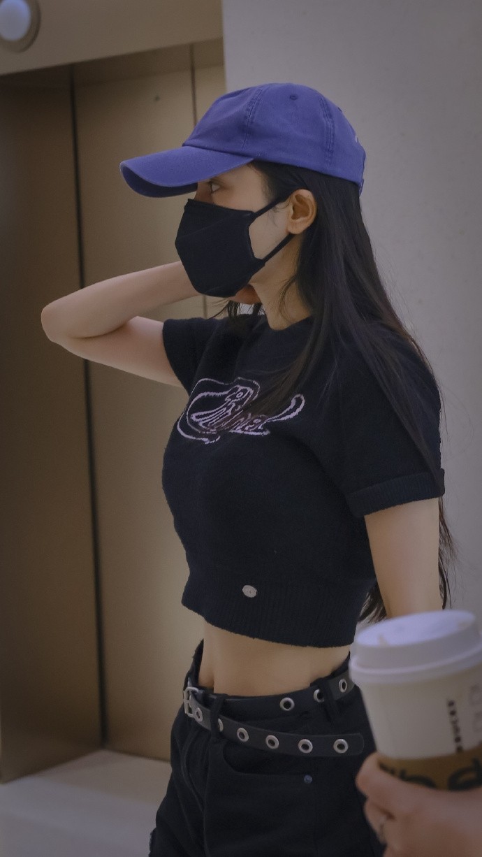 混搭时尚Anna|杨幂为了美真舍得破费,穿1万8的露腰T恤真奢侈,不过身材配得上