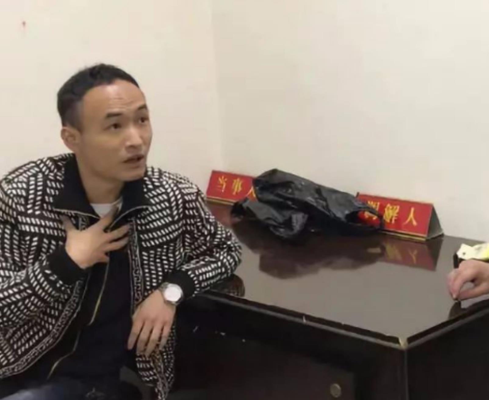 翡翠手镯|一女士试戴两万多的翡翠手镯取不下闹到派出所，这件事你怎么看？