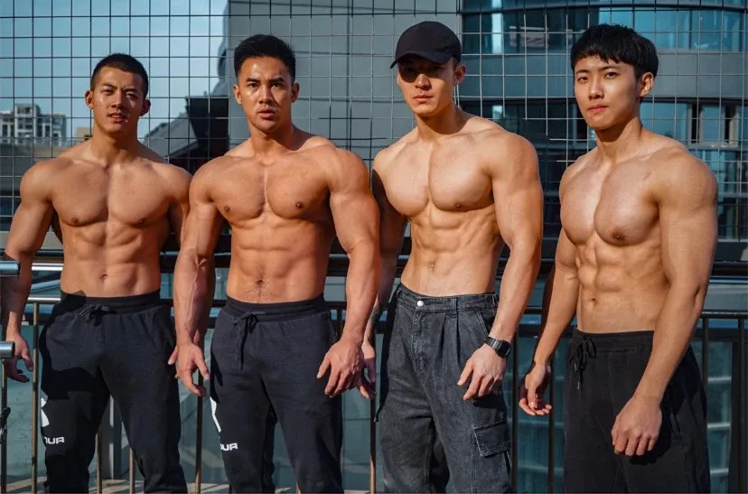 松山芭蕾舞团|酷似林更新的185肌肉私教被抓拍，没想到他的沙滩照更好看